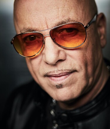 Porträt-Nahaufnahme von Toni Krahl mit getönter Fliegerbrille und schwarzer Lederjacke im direkten Blick in die Kamera.