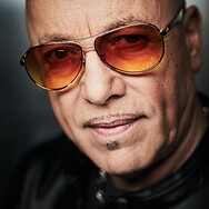 Porträt-Nahaufnahme von Toni Krahl mit getönter Fliegerbrille und schwarzer Lederjacke im direkten Blick in die Kamera.